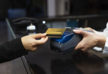 ¿Te cobran 5% extra cuando pagas con tarjeta en Perú?